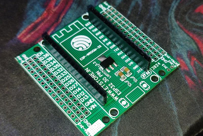 ESP32 30 PIN BREAKOUT BOARD WITH 3.3V REGULATOR 30PIN ET11057 — view 1